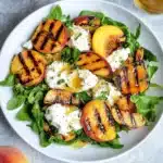 Gegrillter Pfirsich-Burrata-Salat mit Honig-Zitronen-Dressing First Image First Image