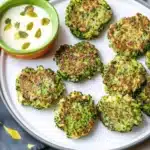 Brokkoli-Taler mit Parmesan – ein gesunder Snack First Image First Image