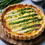 Spargel-Quiche mit weißem und grünem Spargel First Image First Image