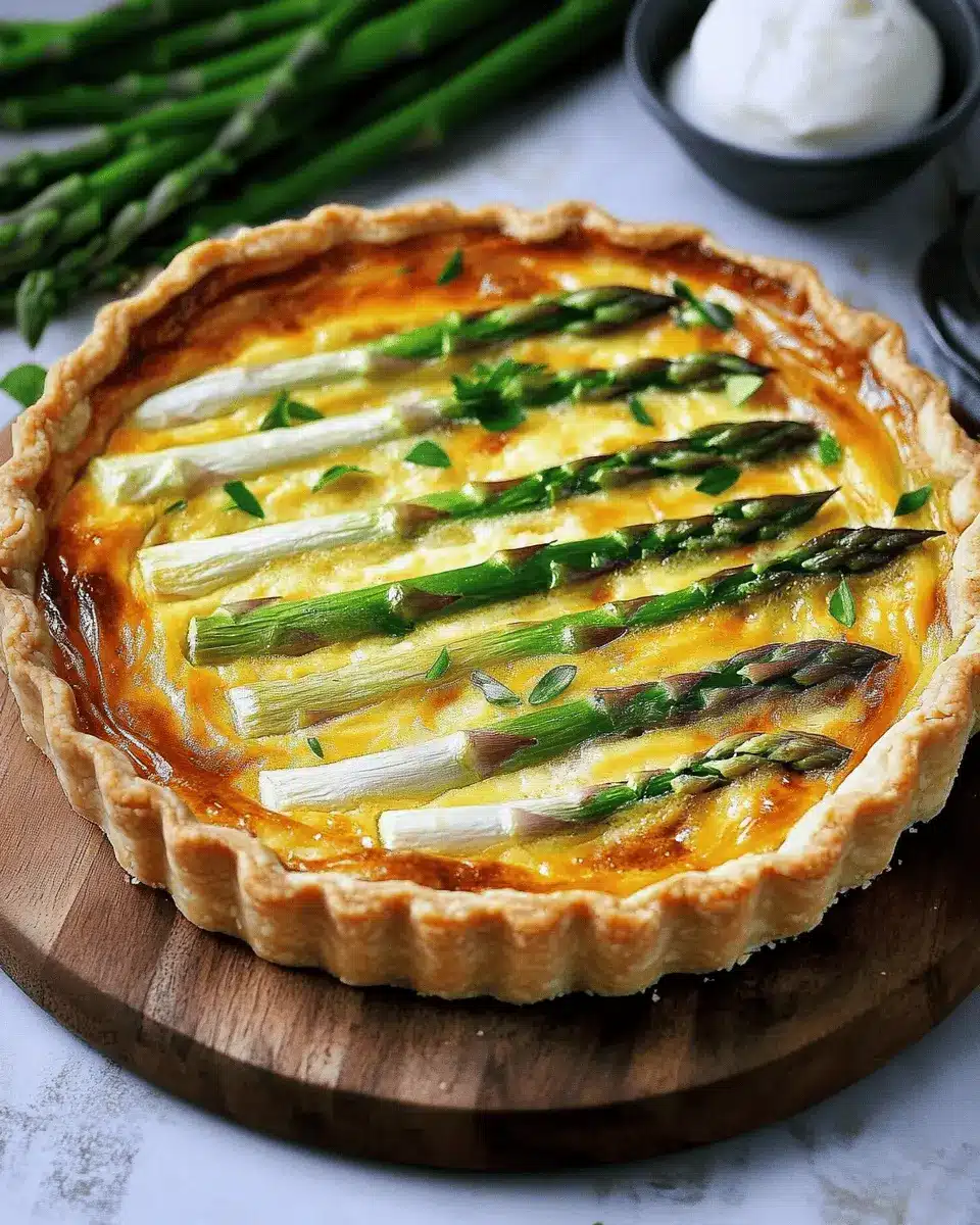 Spargel-Quiche mit weißem und grünem Spargel First Image First Image