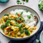 Veganes Curry Chicken Style mit Brokkoli und Reis First Image First Image