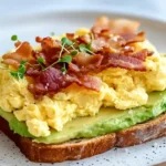 Avocado-Toast mit Rührei und Bacon First Image First Image