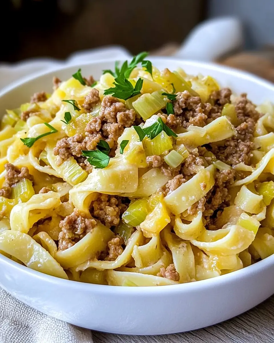 Hackfleisch-Lauch-Pfanne mit Nudeln First Image First Image