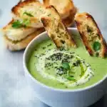 Brokkolisuppe aus dem Airfryer mit Käse-Crostini First Image First Image