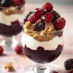 Tiramisu mit dunkler Beerenmischung und Spekulatius First Image First Image