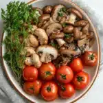 Italienischer Pilzteller mit Tomaten First Image First Image