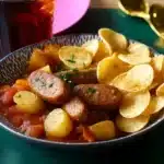 Currywurst-Eintopf mit Cola und Kartoffelchips First Image First Image