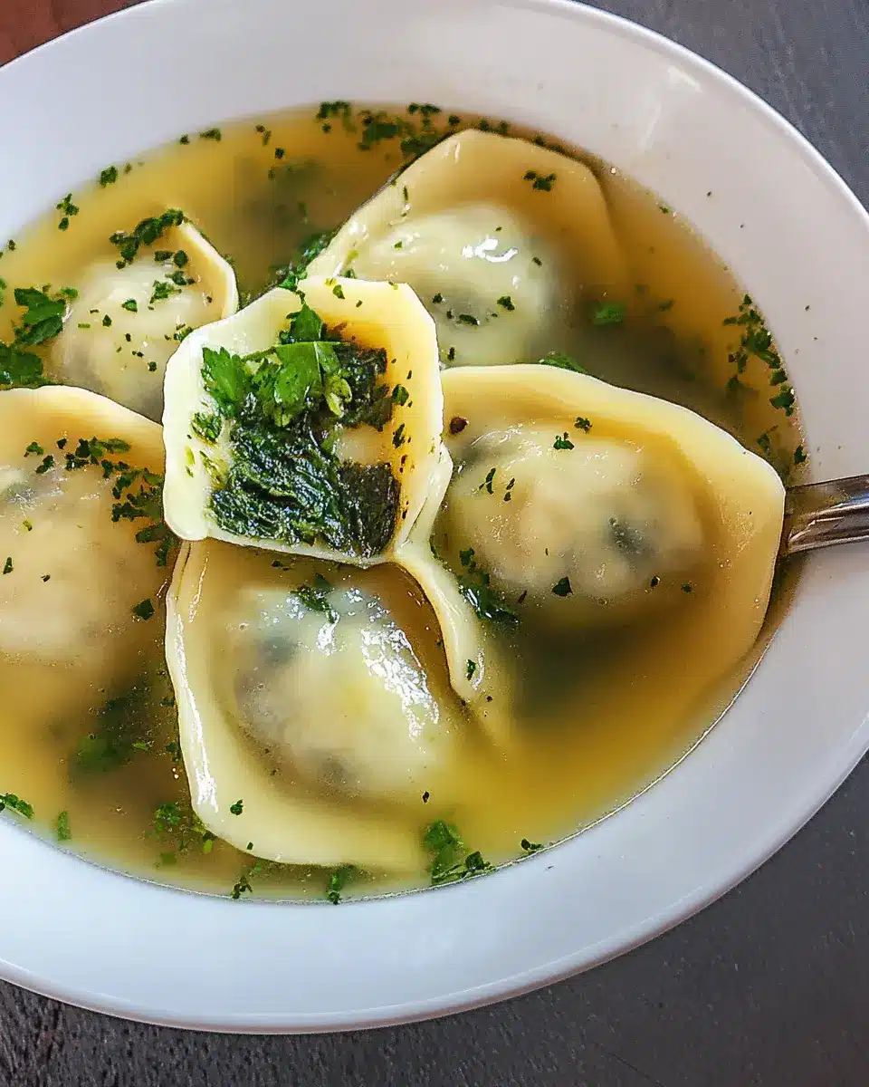 Maultaschen mit Spinatfüllung in Brühe: Comfort in Every Bite