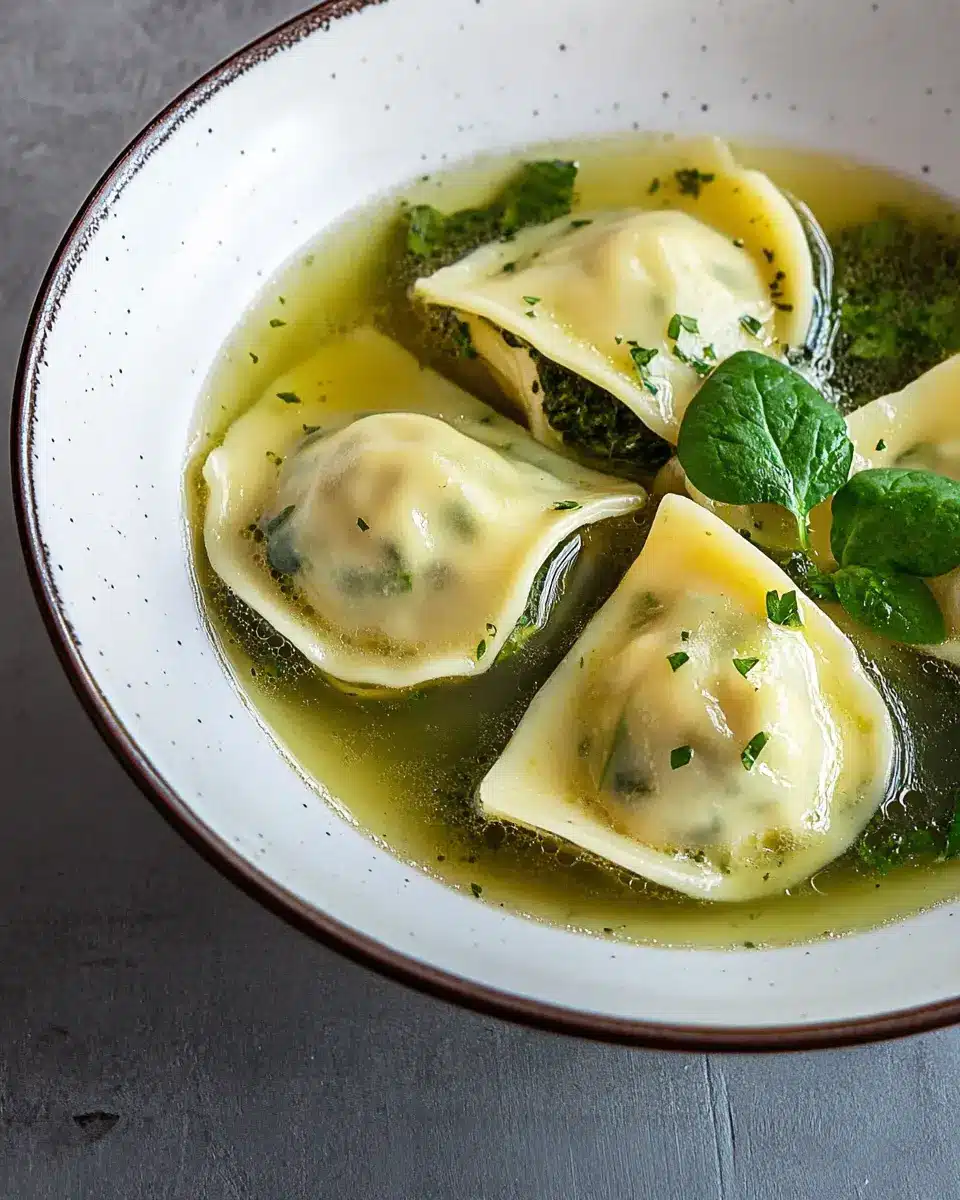 Maultaschen mit Spinatfüllung in Brühe: Comfort in Every Bite