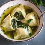 Maultaschen mit Spinatfüllung in Brühe First Image First Image