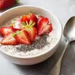 Porridge mit Chia-Samen und Erdbeeren First Image First Image