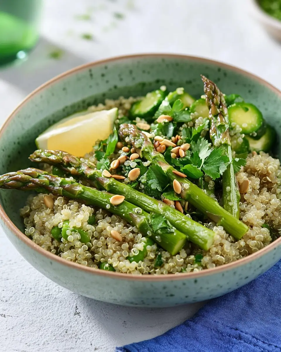Green Quinoa Bowl mit Spargel First Image First Image