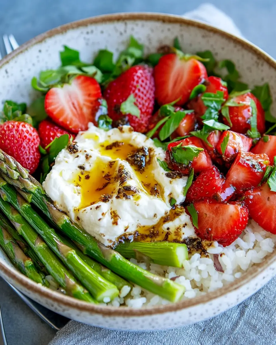 Spargel-Reis-Bowl mit Erdbeeren und Burrata – lauwarm First Image First Image