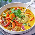 Gelbes Thai-Curry zu bunter Quinoa First Image First Image