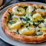 Knusprige Kartoffelpizza mit Bärlauch und Parmesan First Image First Image