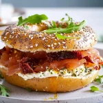 Vollkorn-Bagel mit Lachs und getrockneten Tomaten First Image First Image
