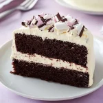 Schokoladenkuchen mit Marshmallow-Creme-Frosting First Image First Image