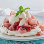 Pavlova mit Rhabarberkompott First Image First Image